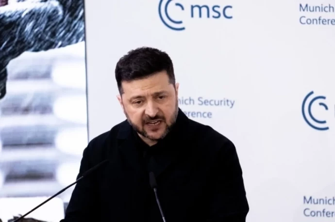 Удар откуда не ждал: Зеленского начало предавать близкое окружение